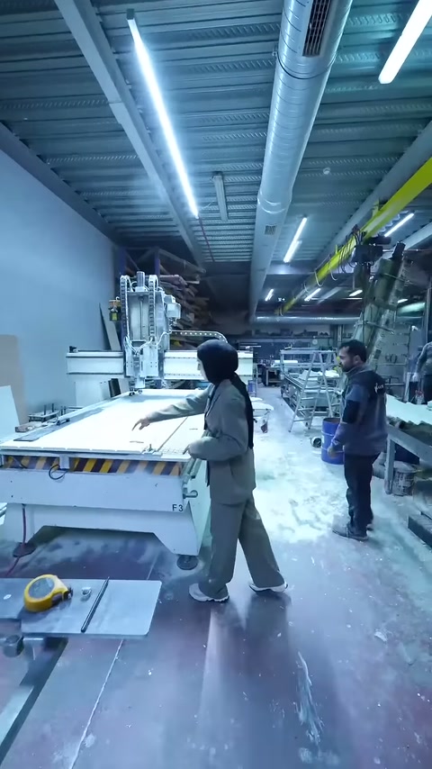 Sunucu panel yerleştirilen CNC çalışma tablasını yakından inceliyor