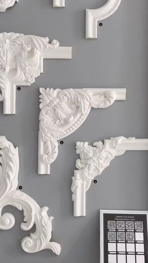 Duvara monte edilmiş yaprak motifli dekoratif köşe süsleri