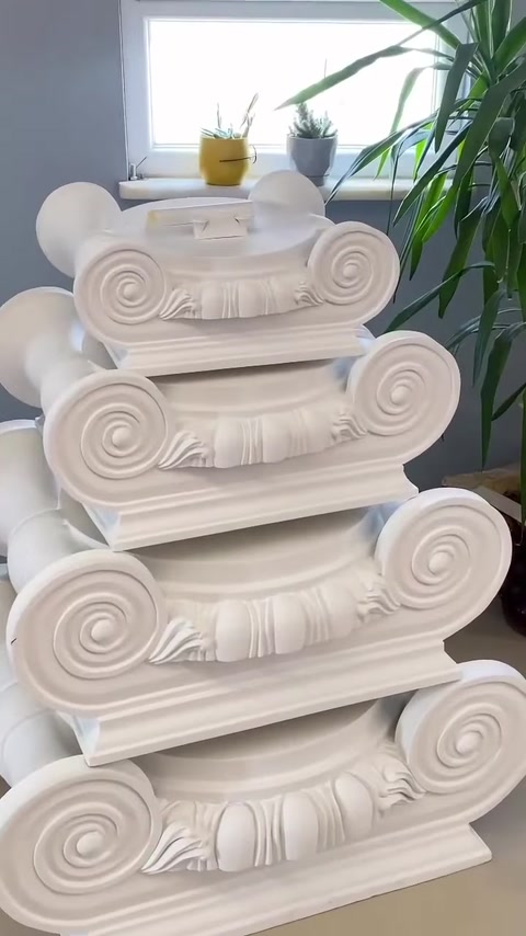 Üst üste dizilmiş iyon başlıklı dekoratif sütun parçaları