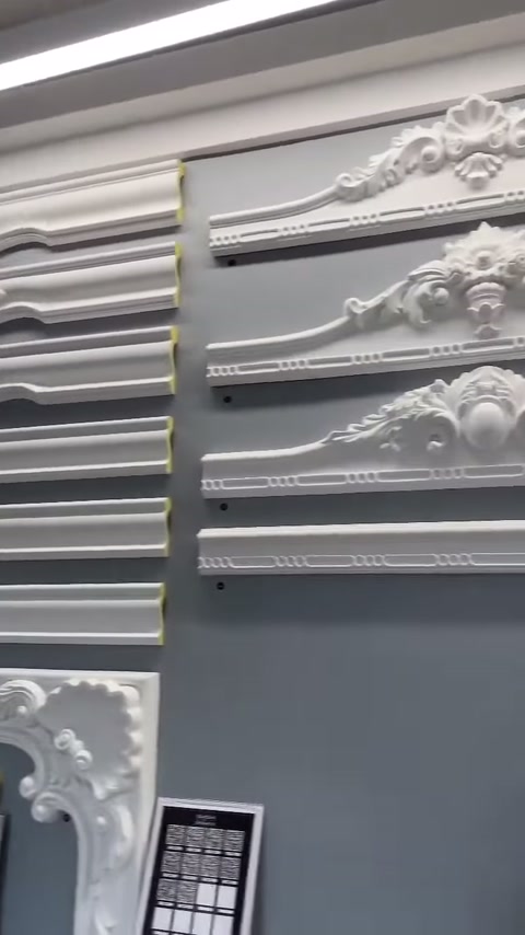 Dikey profil dizisinin yanında kabartma bezemeli uzun bordürler sergileniyor.