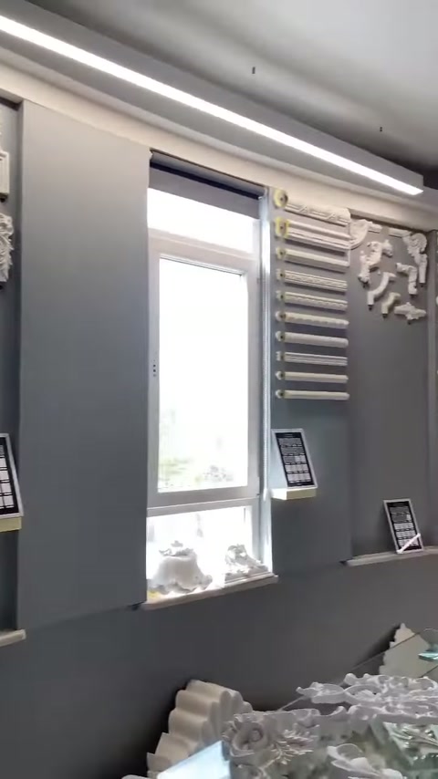 Pencere çevresindeki duvarda yatay profil ve köşe parçaları bulunuyor.