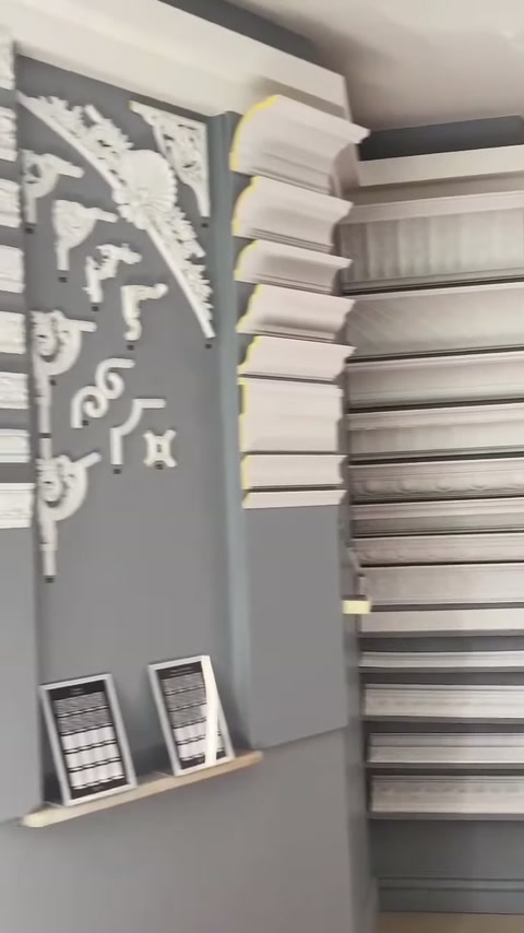 Duvar köşesinde çok katmanlı profil kesitleri ve dekoratif motifler bulunuyor.