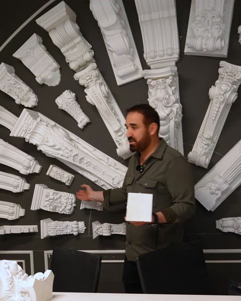 Payanda duvarı önünde ürünü tanıtan konuşan erkek