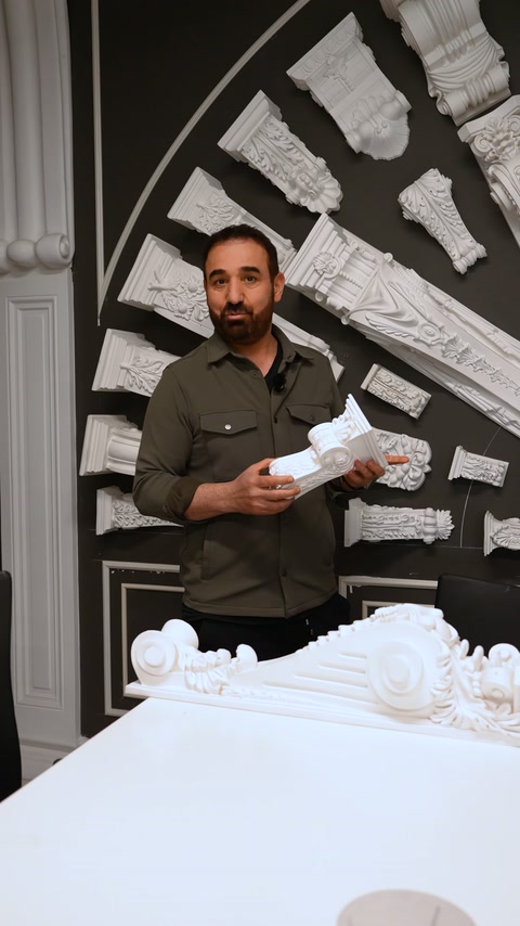 Küçük dekoratif parçalar numune masasının arkasında elde gösteriliyor