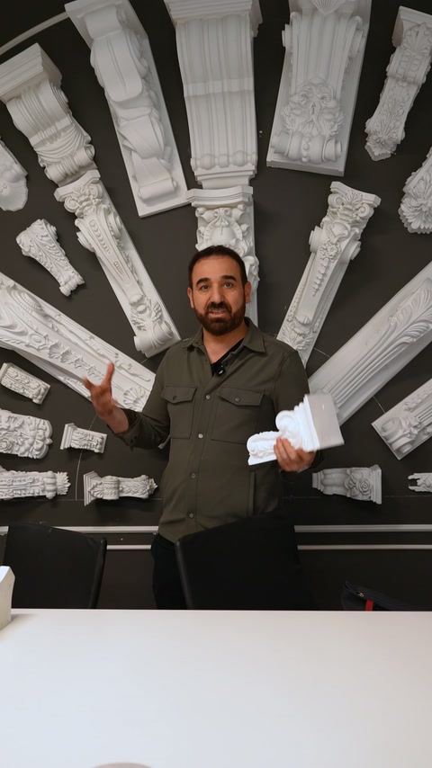 Sunucu, eldeki numunelerle duvardaki payanda çeşitlerini ilişkilendiriyor