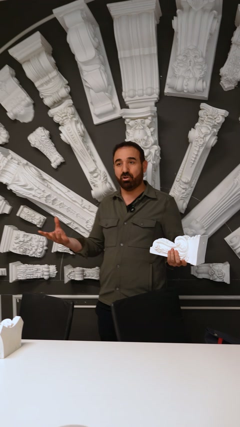 Farklı genişlikte payandalar siyah teşhir panosunda düzenli sergileniyor