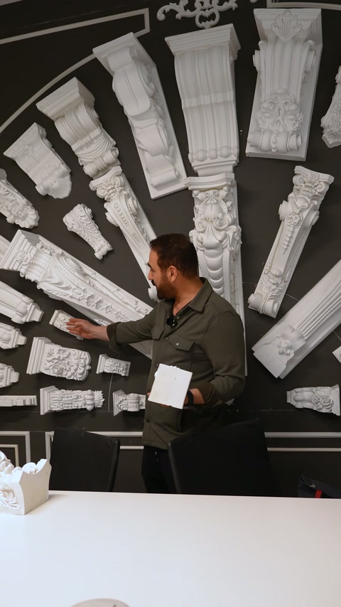 Uzun işlemeli payanda duvar panosunda sunucu tarafından işaret ediliyor