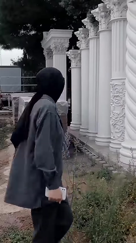 Farklı gövde ve başlık tasarımlarına sahip sütunlar sıralanıyor