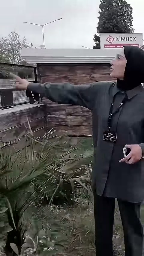 Sunucu, açık hava teşhir alanındaki sütun dizisini işaret ediyor.