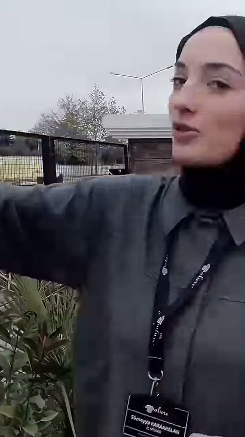 Sunucu, beyaz sütun gövdesinin yanında ayrıntıları anlatmayı sürdürüyor.