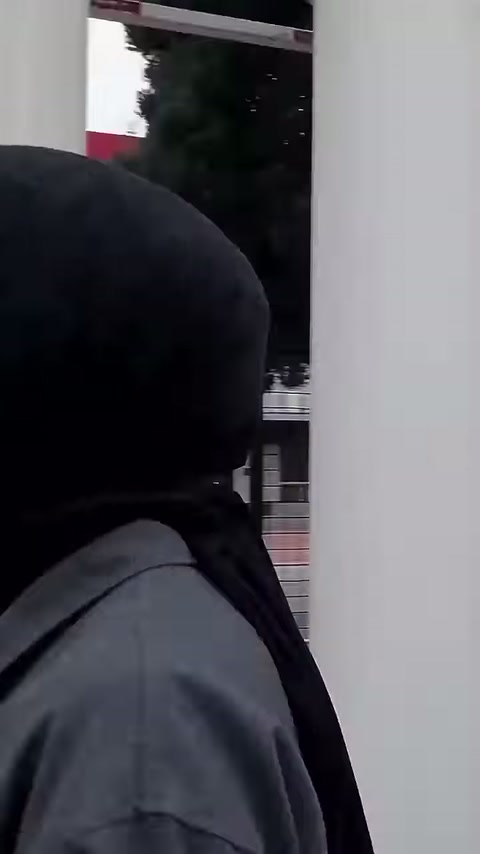 Yakın planda beyaz düz sütun gövdesi ve sunucu görülüyor.