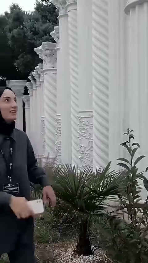 Burgulu ve yivli sütun gövdeleri yan yana yakından sergileniyor.