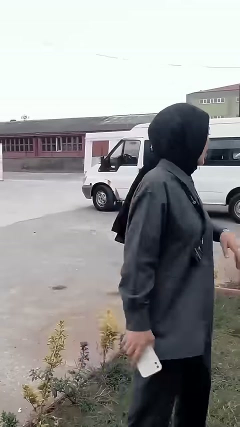 Sunucu, otopark yanındaki sütun teşhir bölümüne doğru yöneliyor.