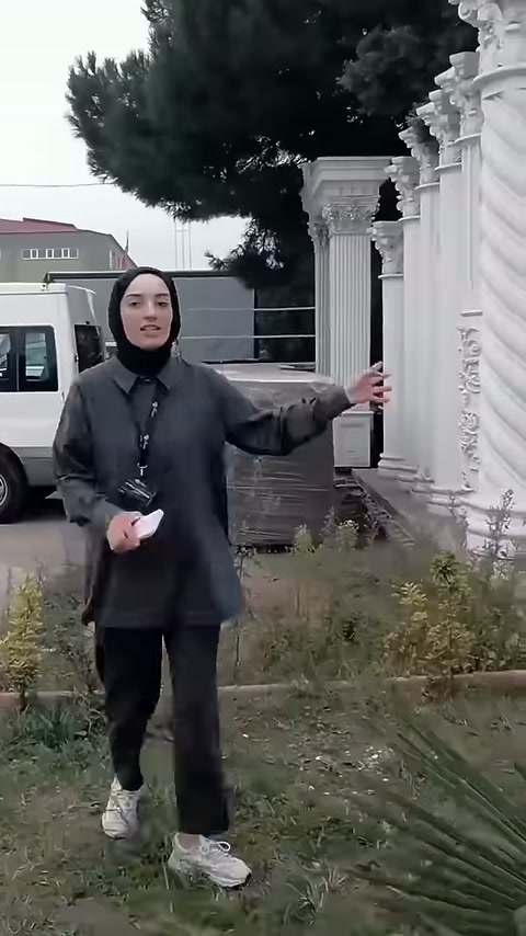 Sunucu, bezemeli kaideli sütunların önünde ürünleri işaret ederek tanıtıyor.