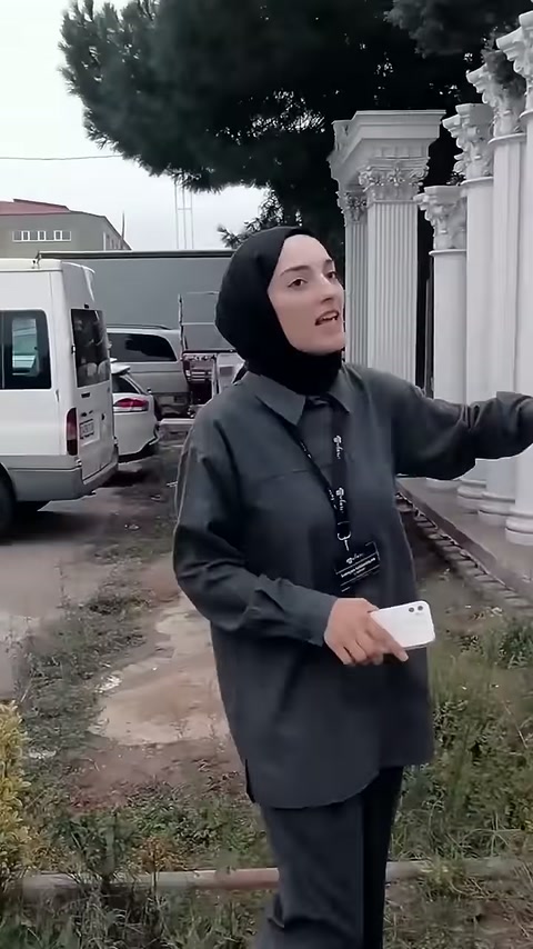 Klasik yaprak motifli başlıklar, sunucunun arkasındaki sütunları tamamlıyor.