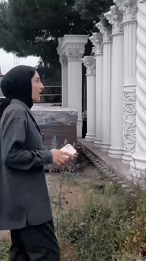 Burgulu gövde, bitkisel kabartmalı kaide üzerinde yükselirken sunucu anlatıyor.