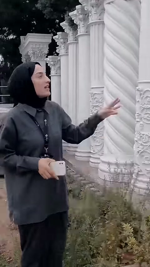 Sunucu, sarmal sütunun gövde geçişlerini eliyle tarif ediyor.
