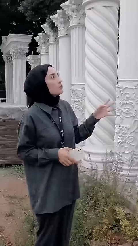 Sarmal sütun ve oyma görünümlü kaide ayrıntıları yakından inceleniyor.