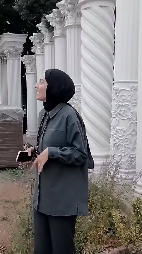 Sunucu, burgulu sütunun yanında başlık yönüne bakarak konuşuyor.