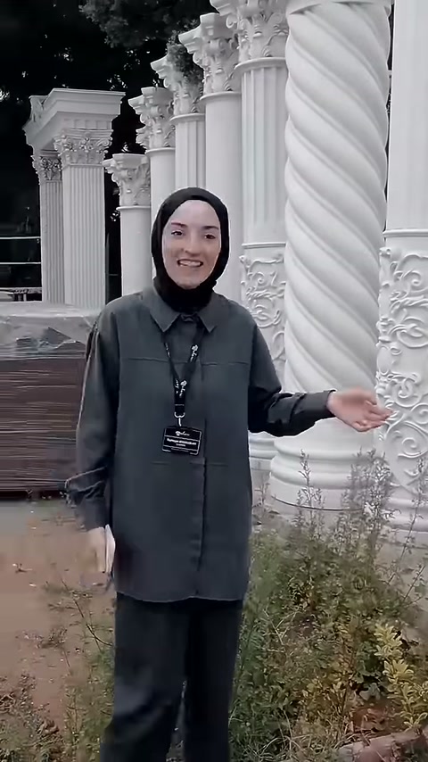 Bezemeli kaideli burgulu sütun, sunucunun yanında belirgin biçimde görülüyor.
