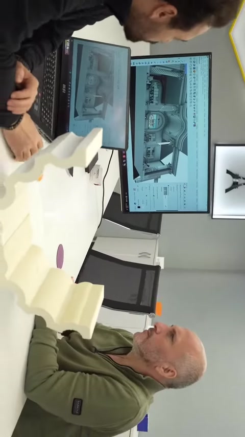 Sütun numunesi, klasik cephe tasarımı açık monitör önünde duruyor.