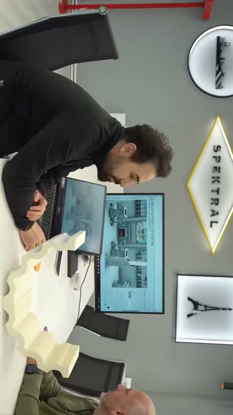 Dekoratif gövde parçası elde tutulurken monitörde uygulama örnekleri bulunuyor.