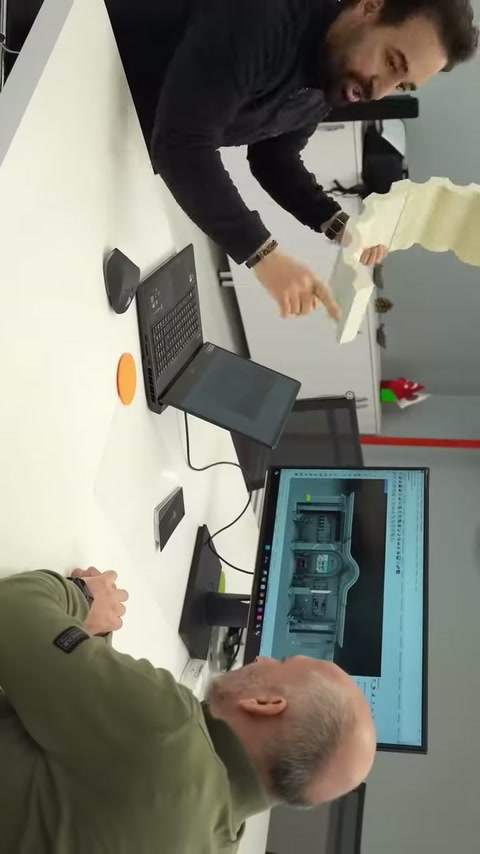 Yivli sütun numunesinin üst kenarı uzman tarafından elle kontrol ediliyor.