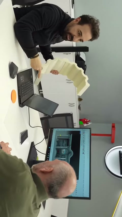 Kıvrımlı sütun parçasının iç kenarı sunum sırasında işaret ediliyor.