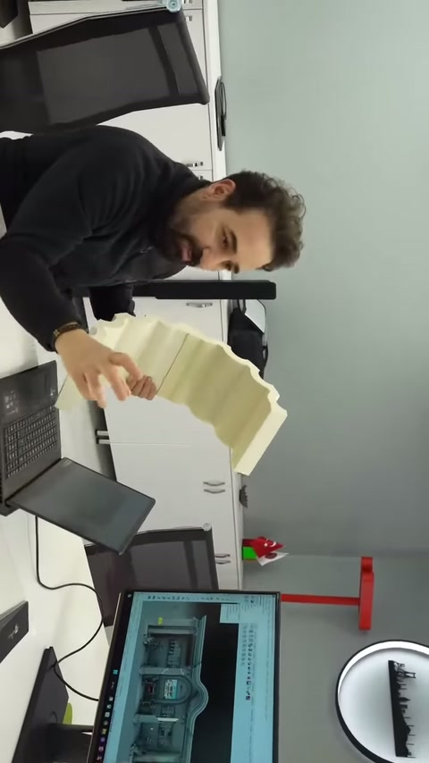Poliüretan sütun bölümü masaya yaklaştırılarak formu karşı tarafa sunuluyor.