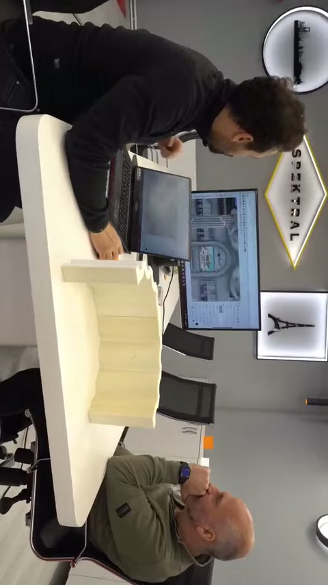 Dekoratif sütun elemanının düz kenarı parmak hareketleriyle açıklanıyor.