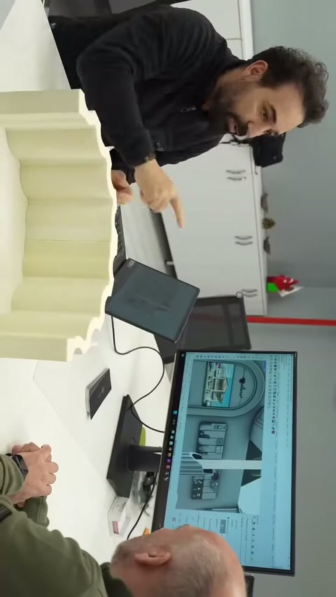 Oluklu sütun kesiti önden sergilenirken kıvrımlı hatları açıklanıyor.
