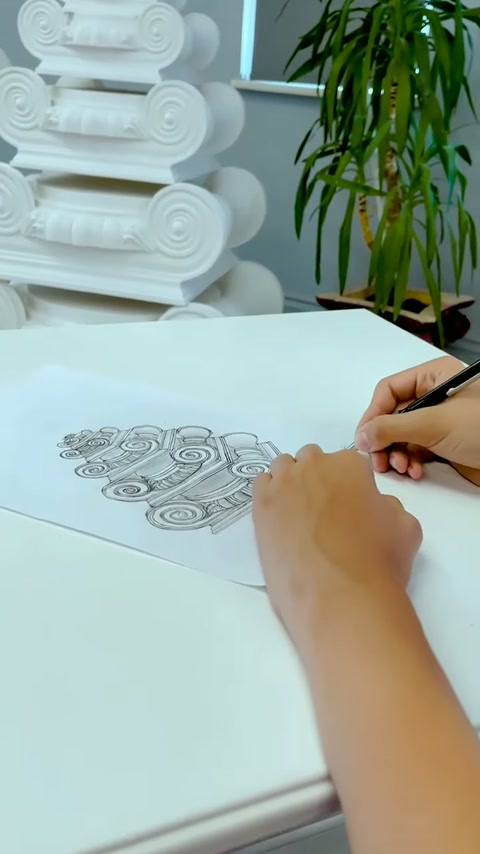 İyon başlık eskizinin alt bezeme çizgileri kalemle düzenleniyor.