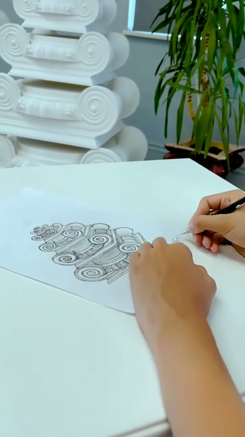 Çizer, volütlü sütun başlığı tasarımına son ayrıntıları ekliyor.