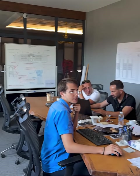 Proje ekibi toplantı odasında tasarım kararlarını birlikte değerlendiriyor