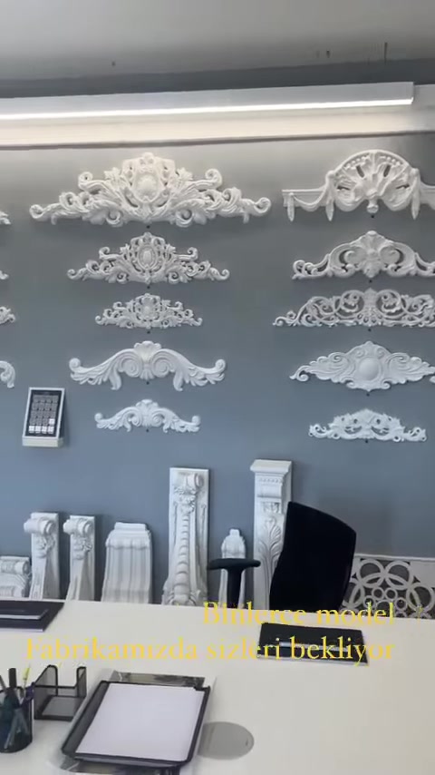 Köşe teşhirinde yatay alınlıklar ve kıvrımlı dekoratif motifler bulunuyor