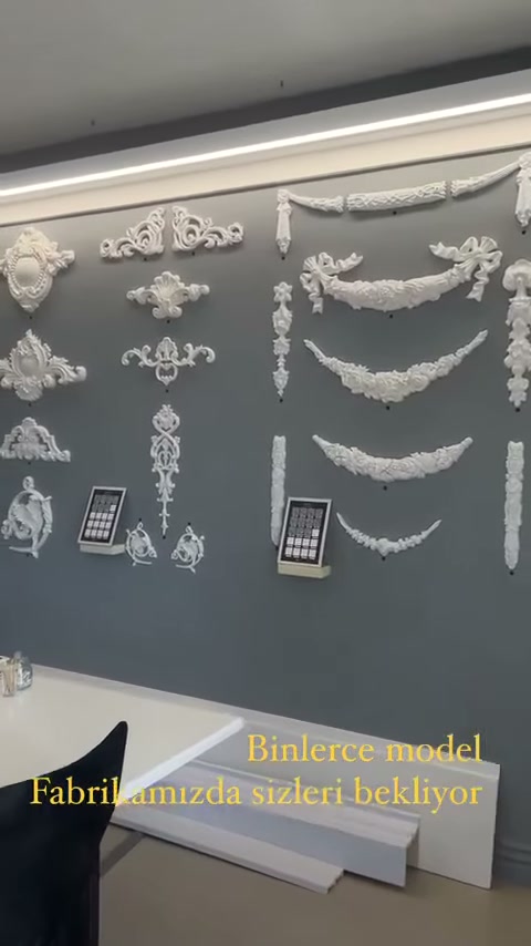 Duvarın üst bölümünde kabartmalı alınlık ve girland modelleri sergileniyor