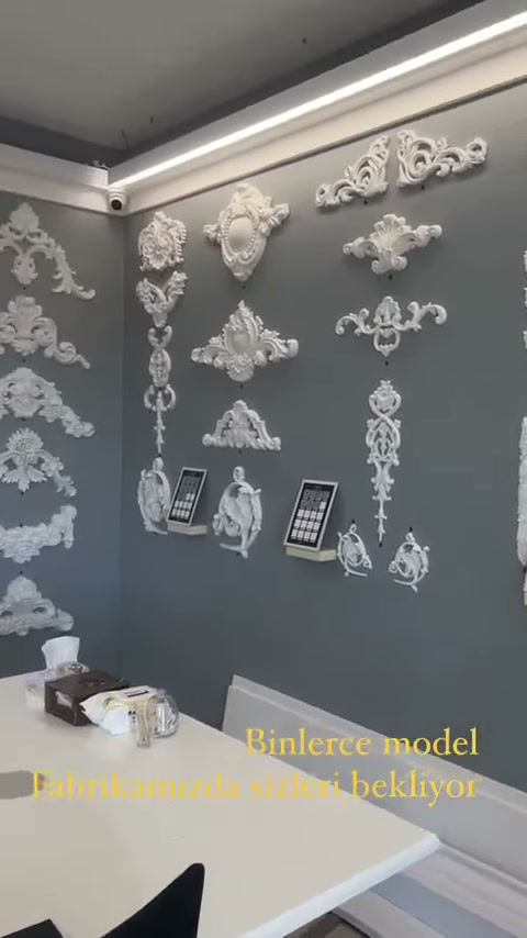 Tavan bordürü altında çiçekli alınlıklar ve küçük motifler sıralanıyor
