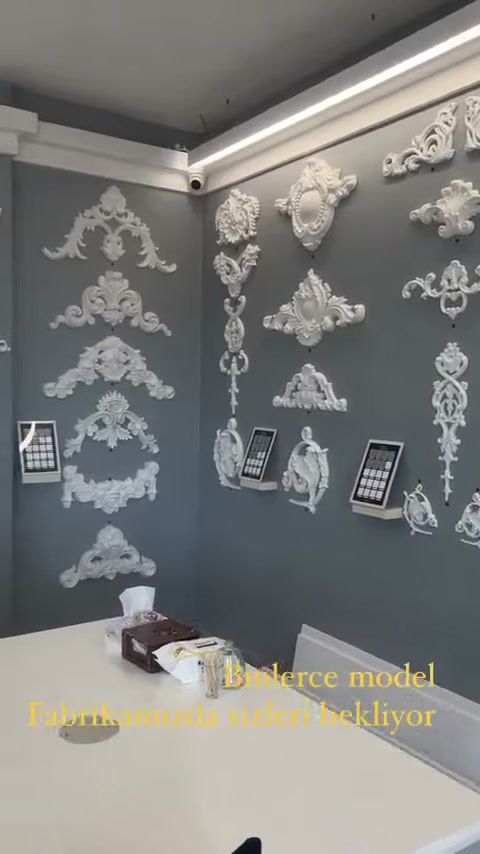 Showroom duvarında dikey süsler ve simetrik köşe bezemeleri sergileniyor
