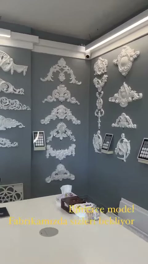 Klasik çiçek desenli parçalar gri panoda kategoriler hâlinde yer alıyor