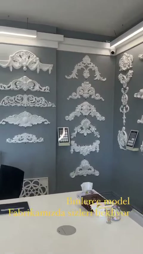 Duvar köşesinde büyük çelenk motifleri ve yatay alınlıklar gösteriliyor