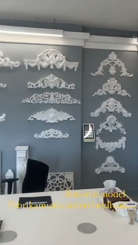 Beyaz kabartmalı bezemeler koyu fonda ayrıntılarıyla öne çıkıyor