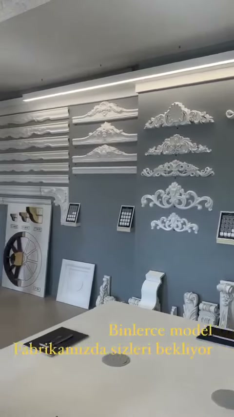 Showroom geçişinde motif panosu ve yatay profil standı görülüyor