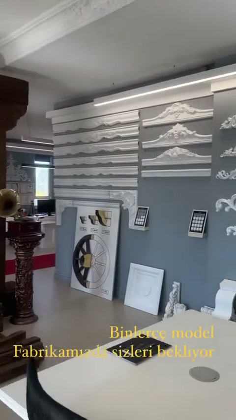 Duvar raflarında çok sayıda beyaz kartonpiyer kesiti sıralanıyor