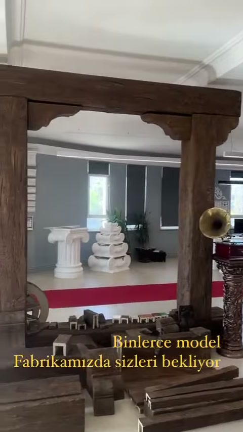 Ahşap görünümlü kiriş sistemi showroom içinde kemerli geçiş oluşturuyor