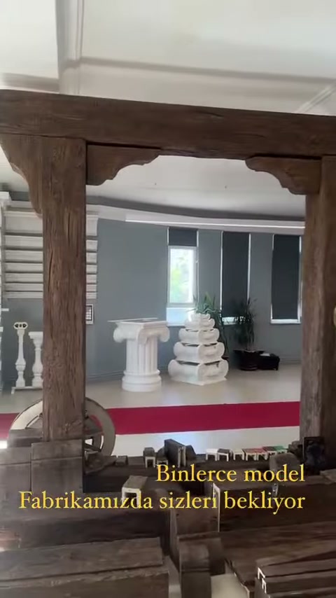 Dekoratif ahşap efektli dikmeler ve üst kiriş yakından gösteriliyor