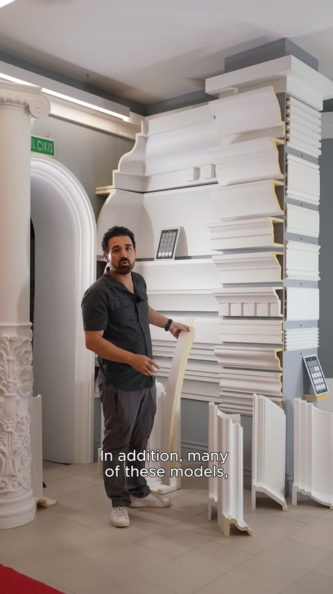 Görevli ürün standında farklı profil seçeneklerini eliyle gösteriyor.