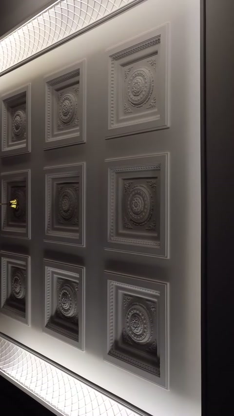Yakın planda rozet motifli kubbelerin tamamlanmış tavan dizilimi görülüyor.