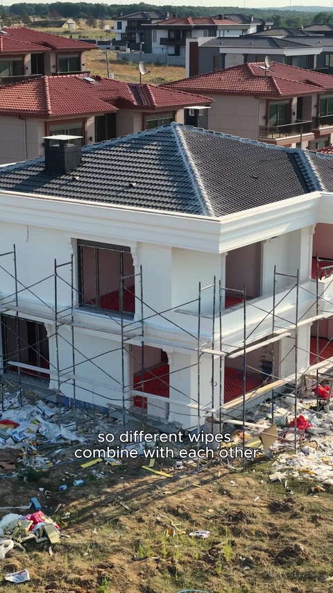 Çatı, saçak ve kaplamaları görülen villanın yan cephesi
