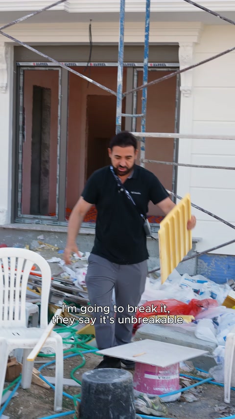 Sarı poliüretan numune, tamamlanmamış pencere önünde denemeye hazırlanıyor.