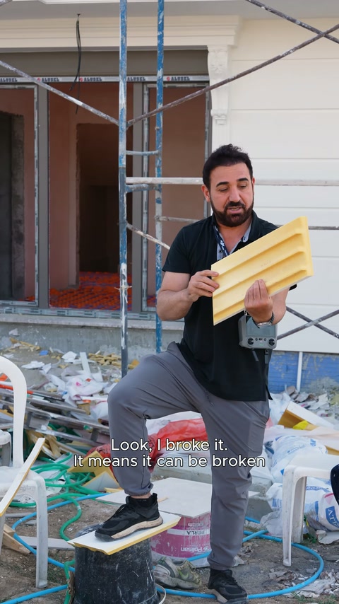 Kırılan sarı profil, sunucunun elinde parçalara ayrılmış halde gösteriliyor.